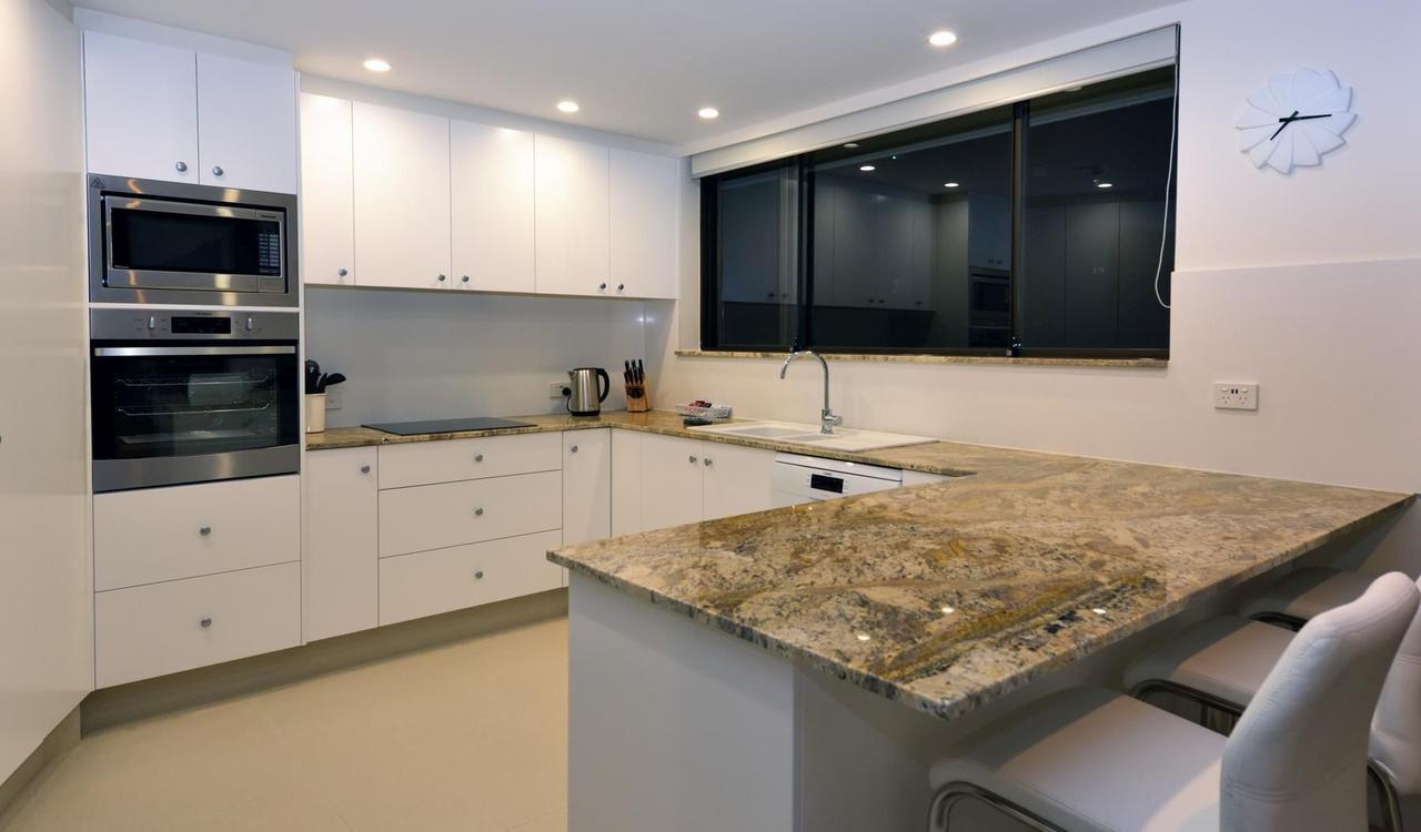 Broadwater Shores Waterfront Apartments Гоулд Коуст Екстериор снимка